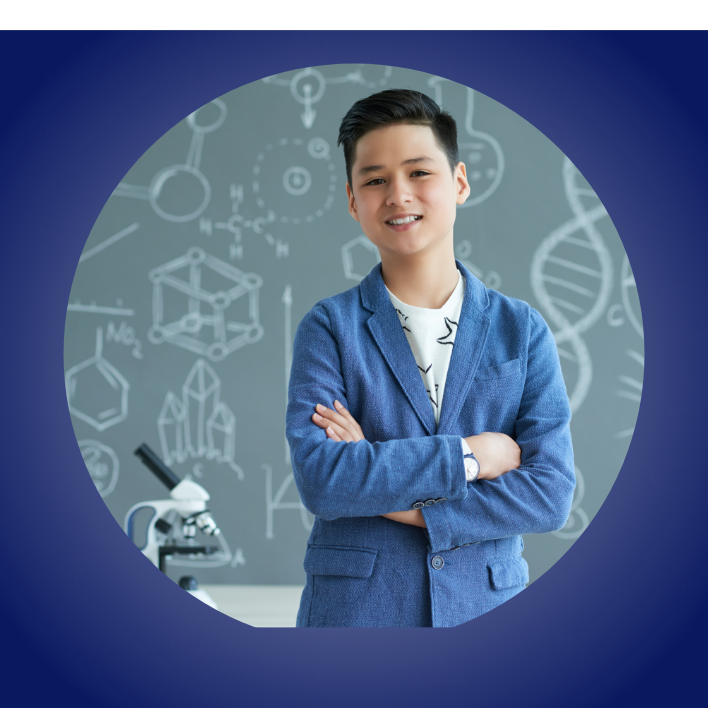 estudiante feliz sonriendo a la cámara