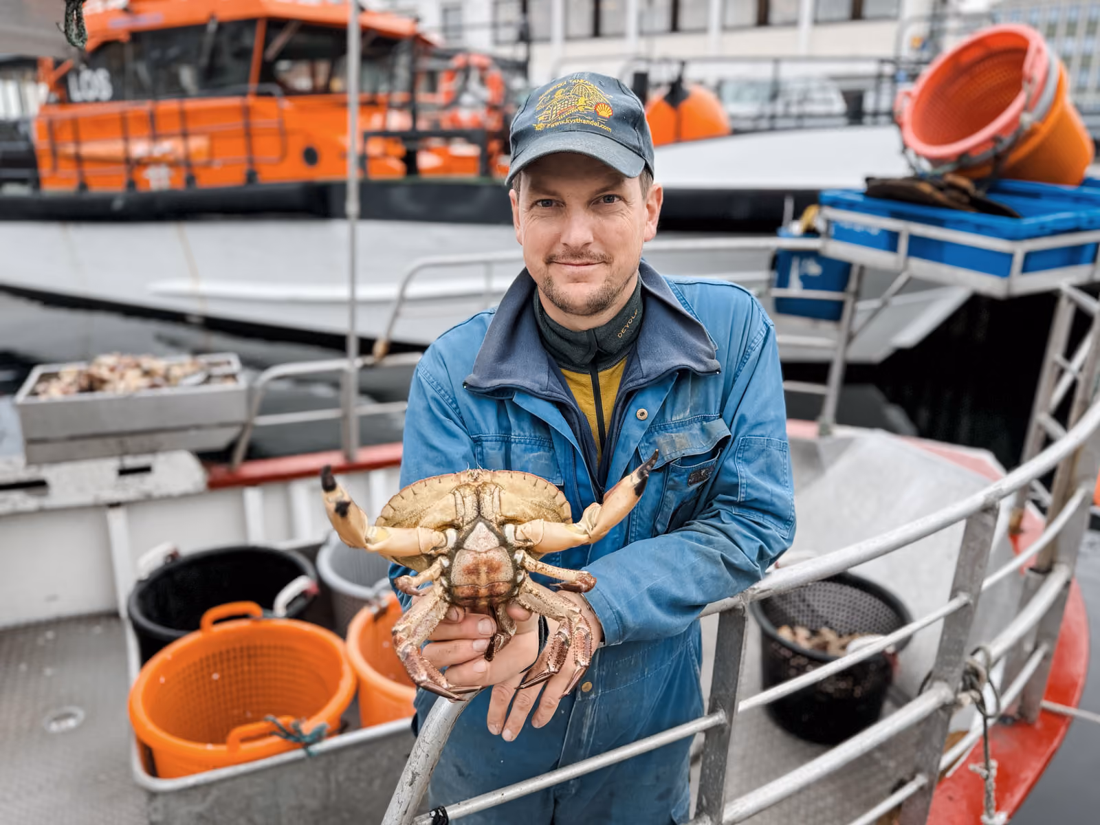 Lang kø for ferske krabber på kaia