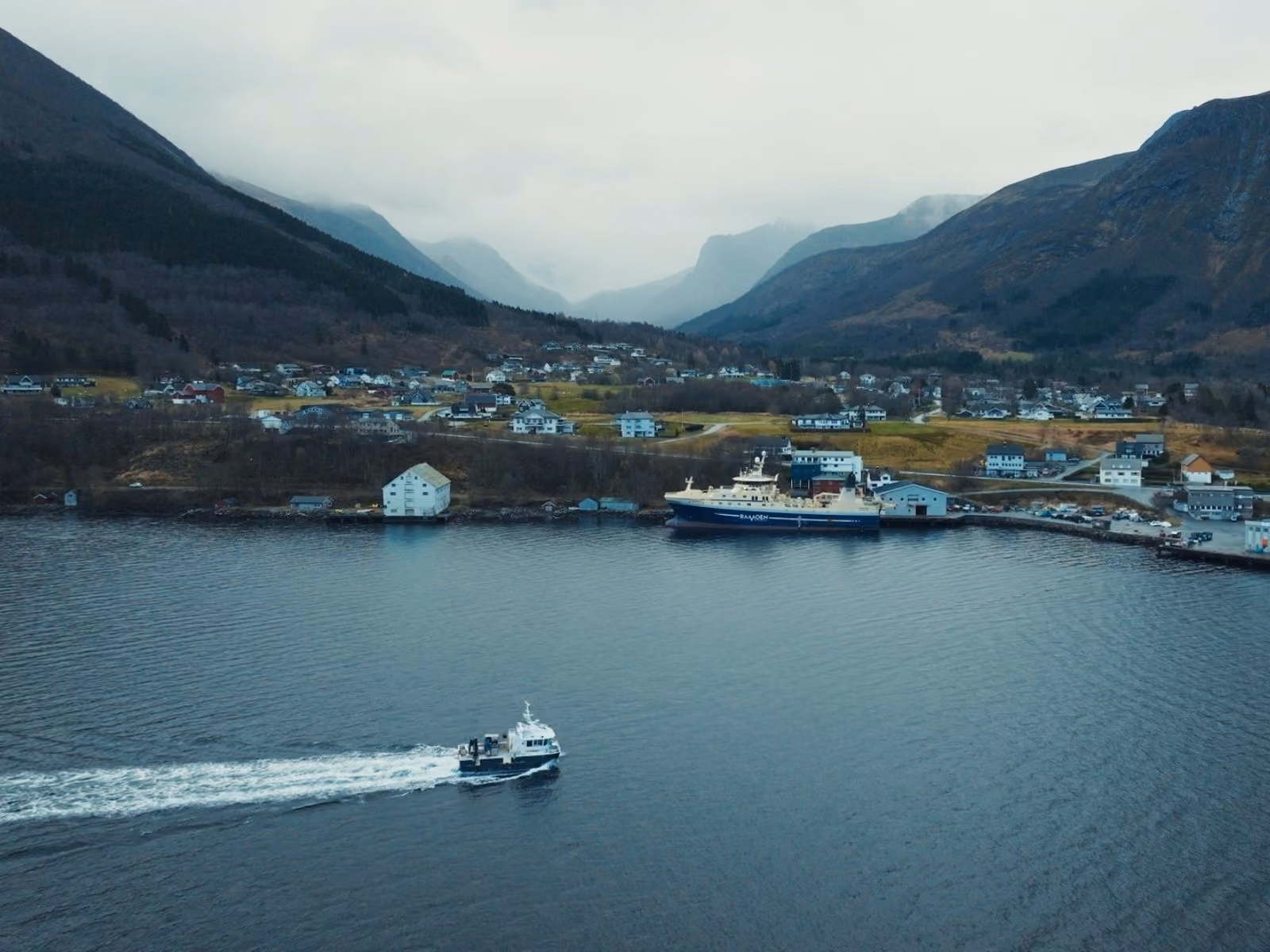 Bærekraft gjenspeiler all aktivitet til fabrikktråleren Ramoen. De utnytter 100 prosent av fisken om bord ved å utnytte fiskeskinnet. 
