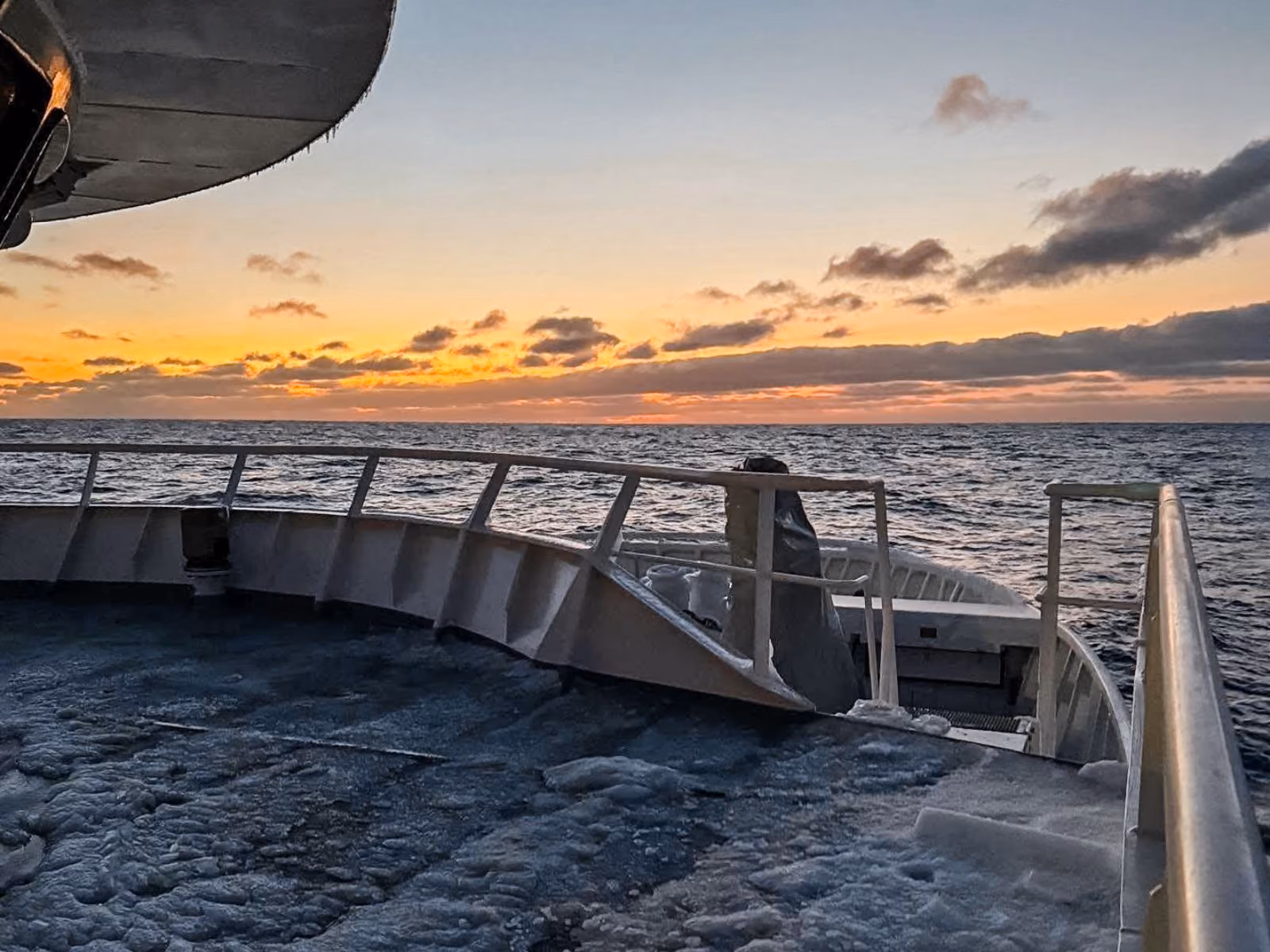 KALDE FORHOLD: Polarbris satser også på snøkrabbe, og var den første norske båten til å levere fangst i år. De satte ut teiner øst for Hopen, 30 timer nord for Finnmark. Foto: privat