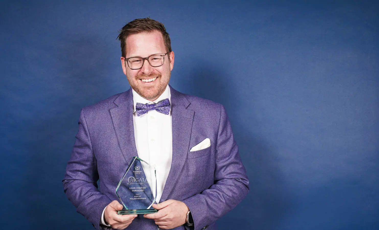 Louis-Charles Durocher tenant son trophée et souriant au gala reconnaissance de la Fondation du CHUS.
