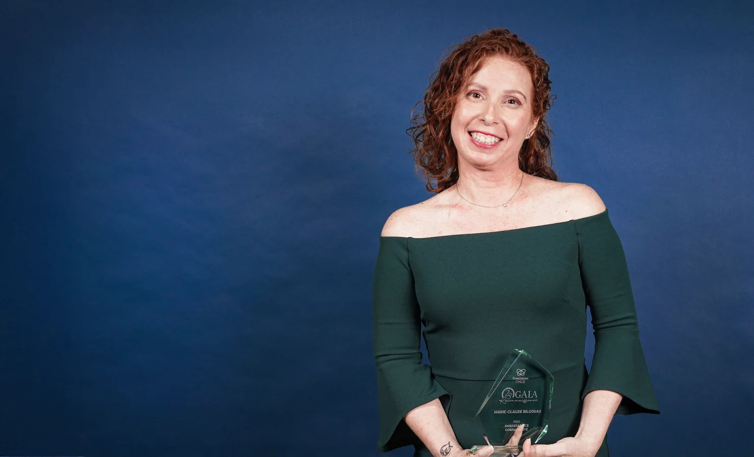 Marie-Claude Bilodeau tenant un trophée et souriant au gala reconnaissance de la Fondation du CHUS.