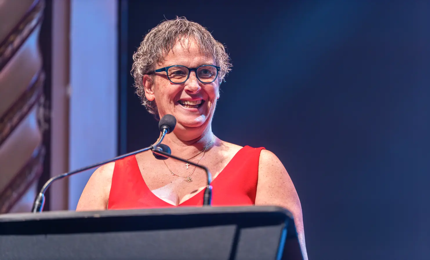 Guylaine Bergeron souriante au micro lors du gala reconnaissance de la Fondation du CHUS.