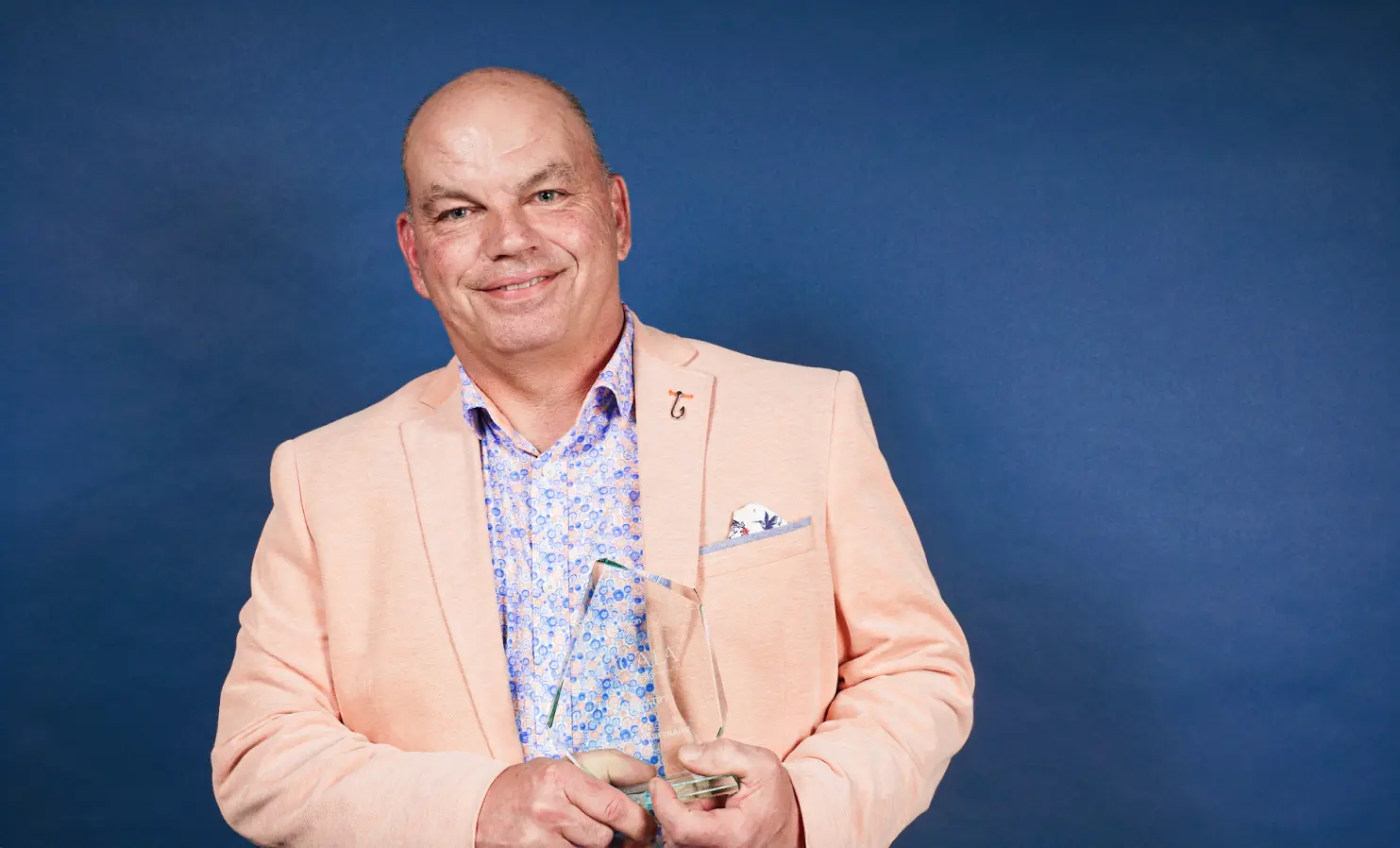 Alain Patry souriant tenant un trophée au gala reconnaissance de la Fondation du CHUS.
