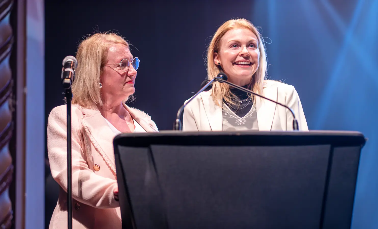 MC Marcoux et Chantal Lessard au micro lors du gala reconnaissance de la Fondation du CHUS.