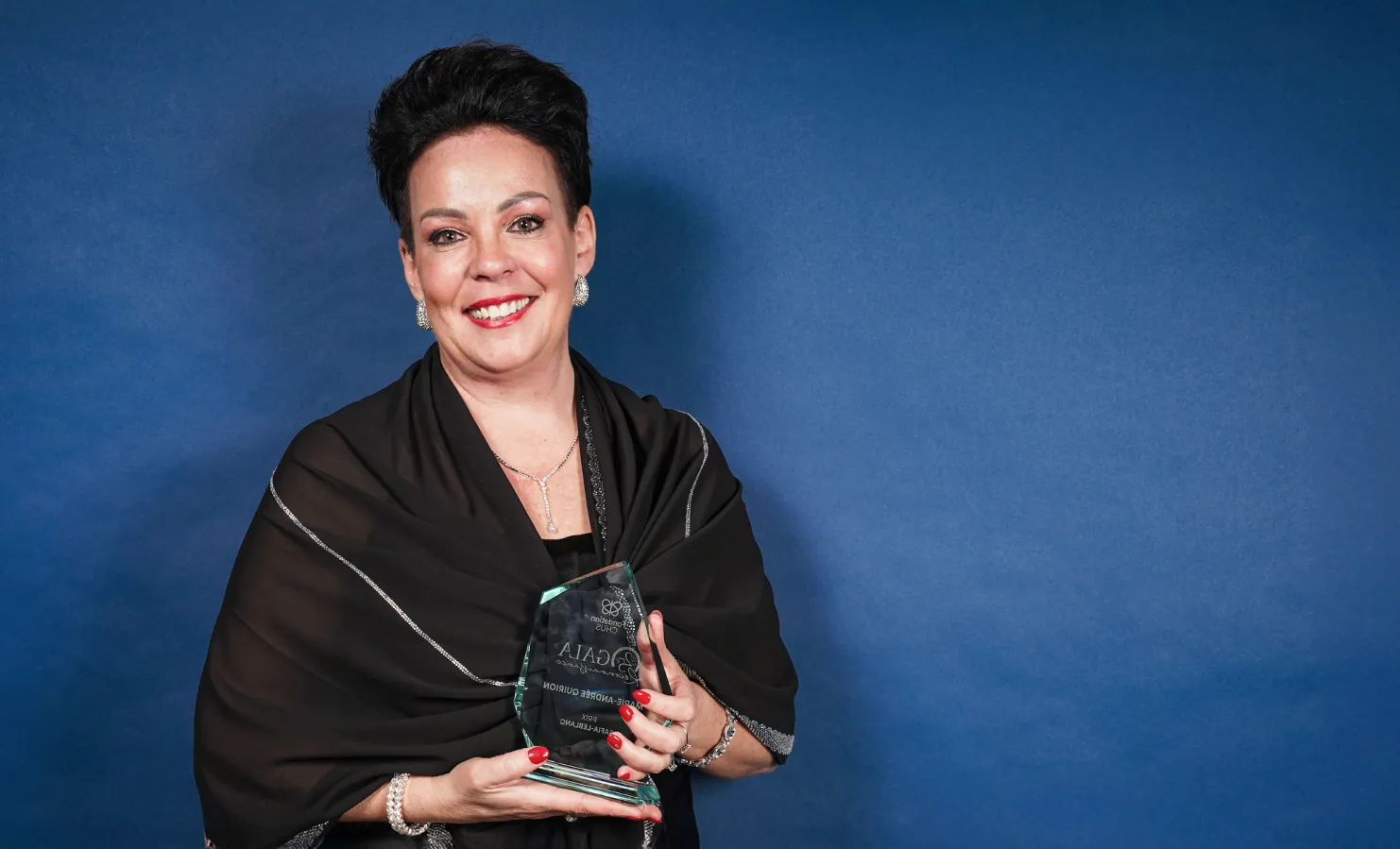 Marie-Andrée Quirion souriante tenant un trophée au gala reconnaissance de la Fondation du CHUS.