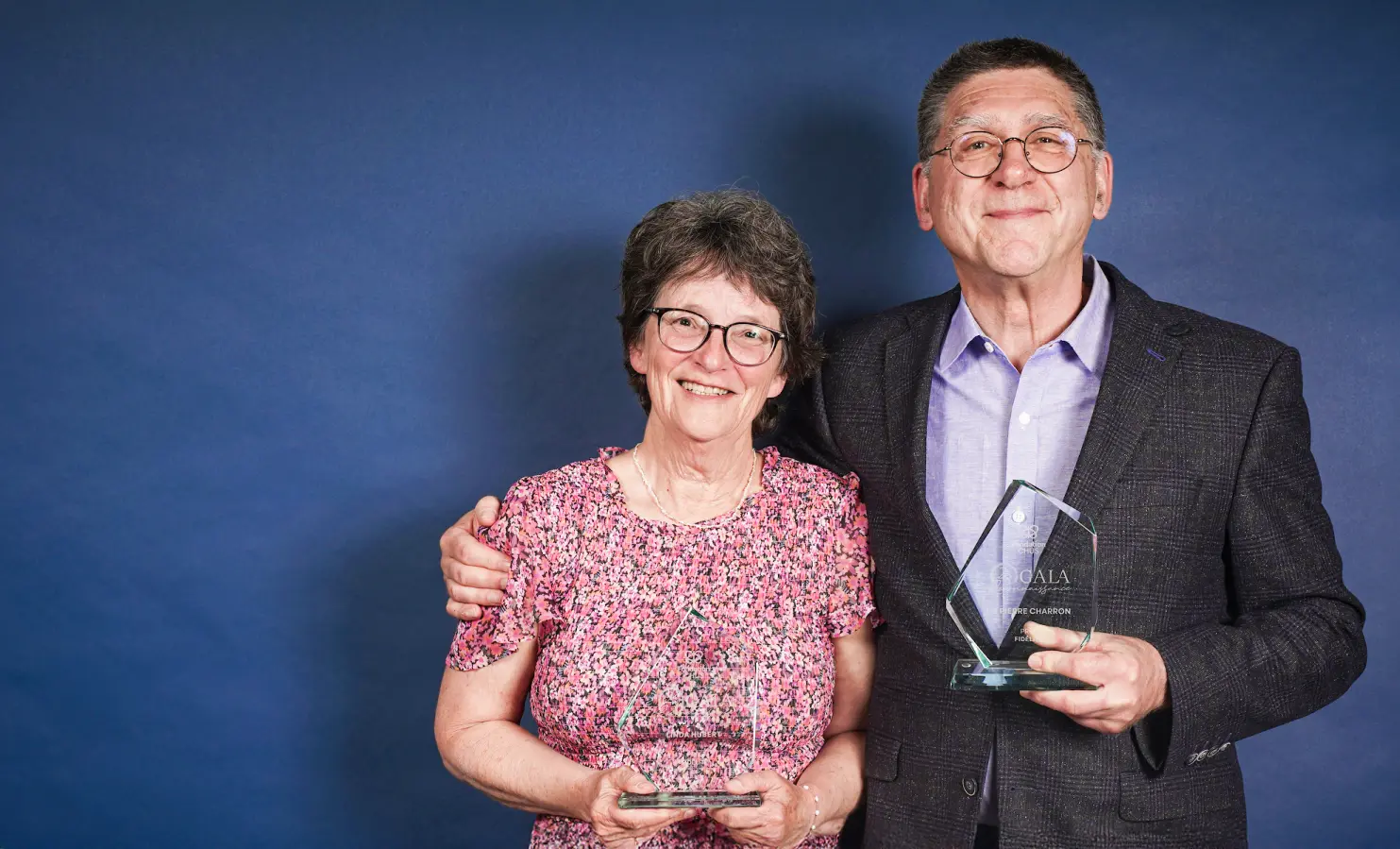 Linda Hubert et Pierre Charron tenant leurs trophées au gala reconnaissance de la Fondation du CHUS.