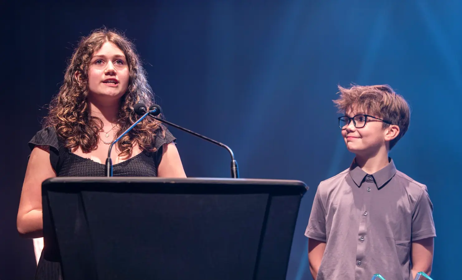 Lauralie et Émile Bisson sur scène au gala reconnaissance de la Fondation du CHUS.