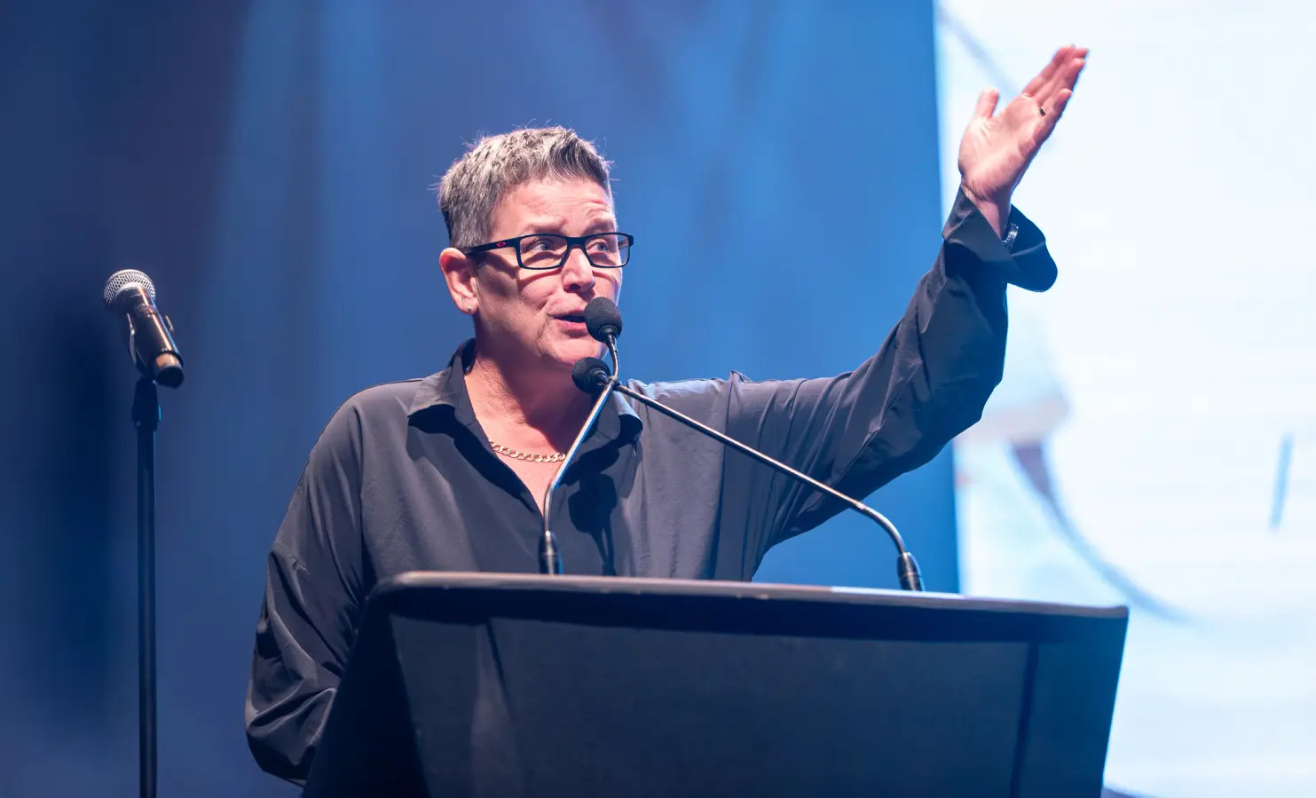 Suzanne Ouellet prononçant un discours sur scène au gala reconnaissance de la Fondation du CHUS.