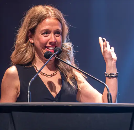 Isabelle Lapointe sur la scène du Gala reconnaissance remerciant la Fondation du CHUS.