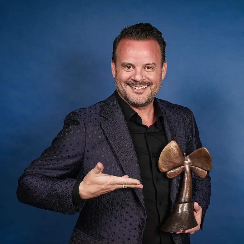 Portrait de Jean-François Bérubé avec son prix Jean-Besré durant le Gala reconnaissance de la Fondation du CHUS