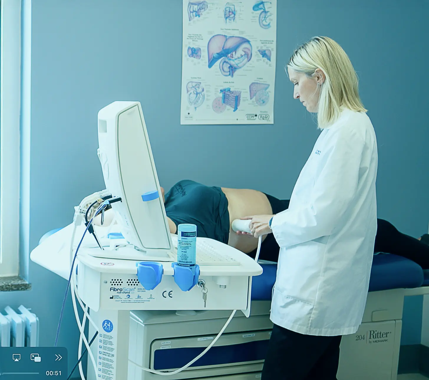 Médecin réalisant une échographie abdominale dans une salle d’examen du CHUS.