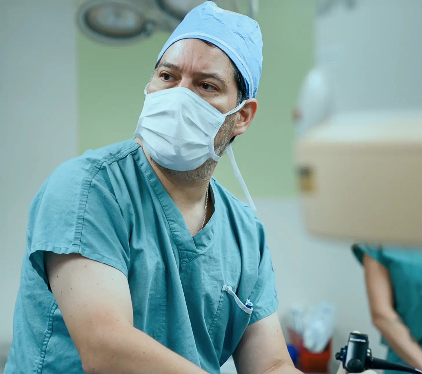 Chirurgien en salle d’opération portant masque et tenue médicale au CHUS.