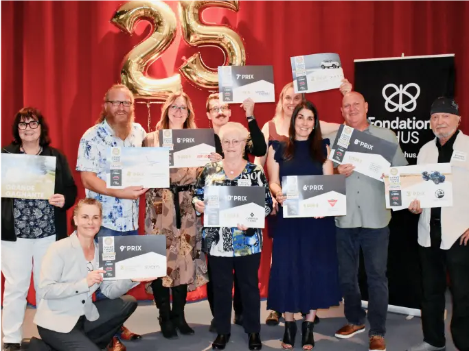 Lauréats tenant leurs prix sur scène lors du Grand tirage santé 2025 de la Fondation du CHUS.