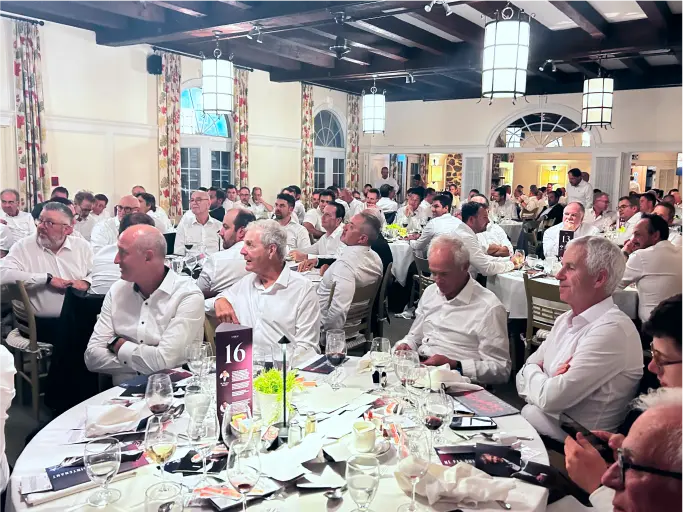 Participants en chemise blanche réunis autour de tables lors de l’événement Chemise blanche 2025 de la Fondation du CHUS.