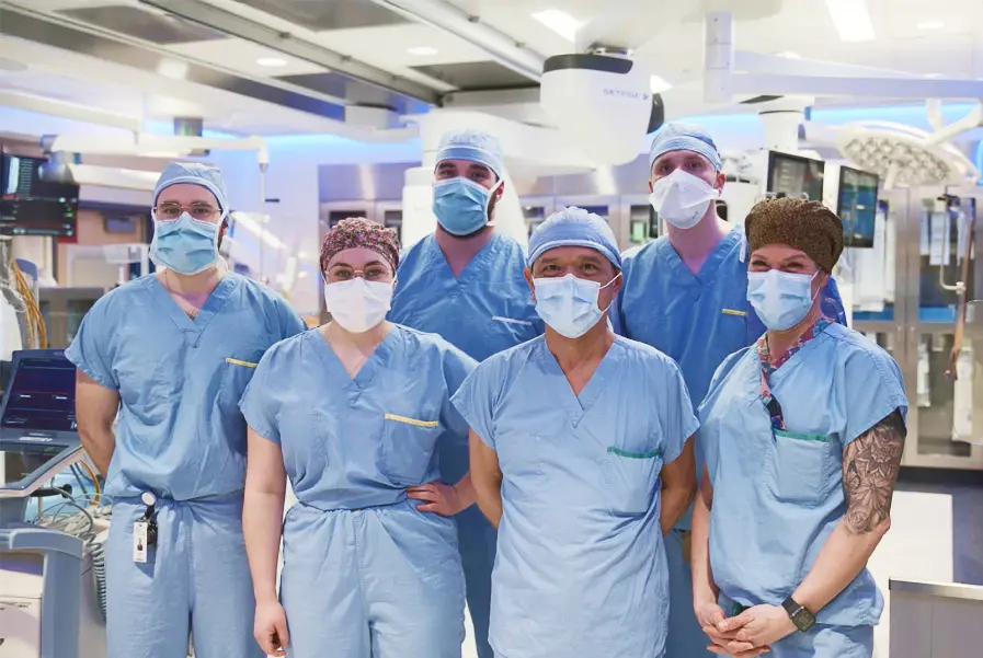 Une équipe médicale du CHUS dans une salle d'opération.
