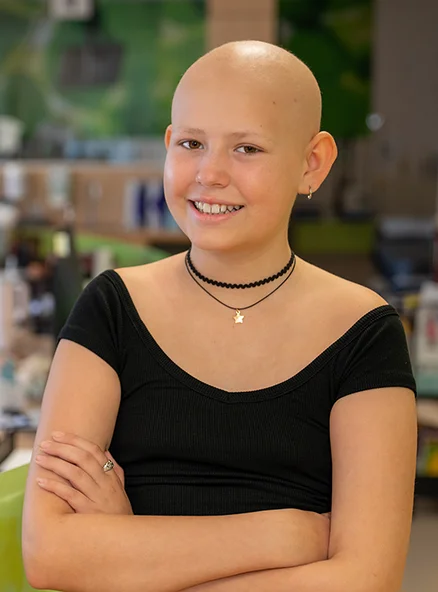 Portrait de Charlotte les bras croisés