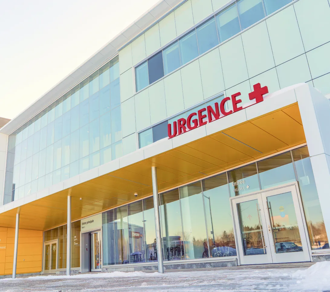 Vue de l'entrée de la nouvelle urgence au CHUS - Hôpital Fleurimont.