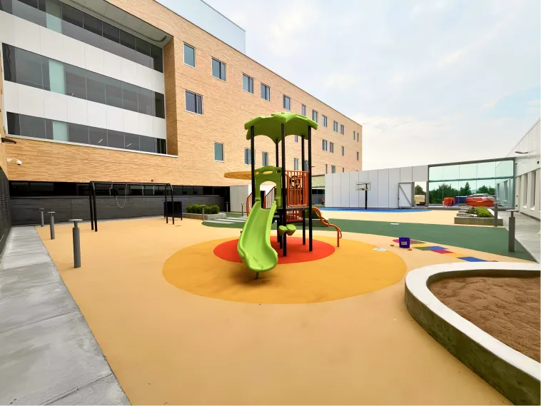 Vue de la cour extérieure thérapeutique en pédopsychiatrie du nouveau Pavillon Enfant Soleil CHUS - Hôpital Fleurimont.
