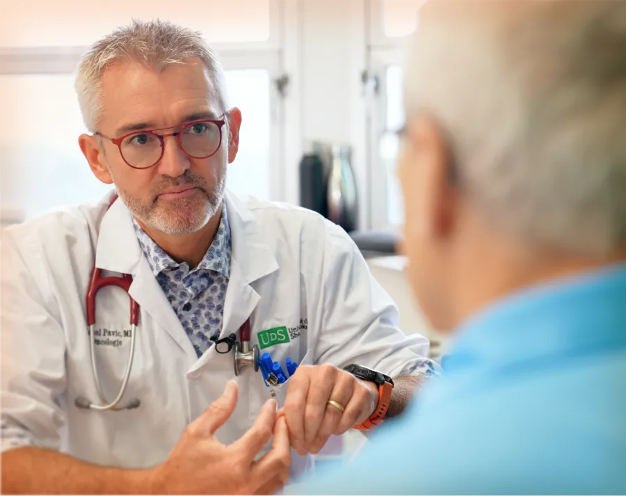 Docteur discutant avec son patient atteints du cancer de la prostate