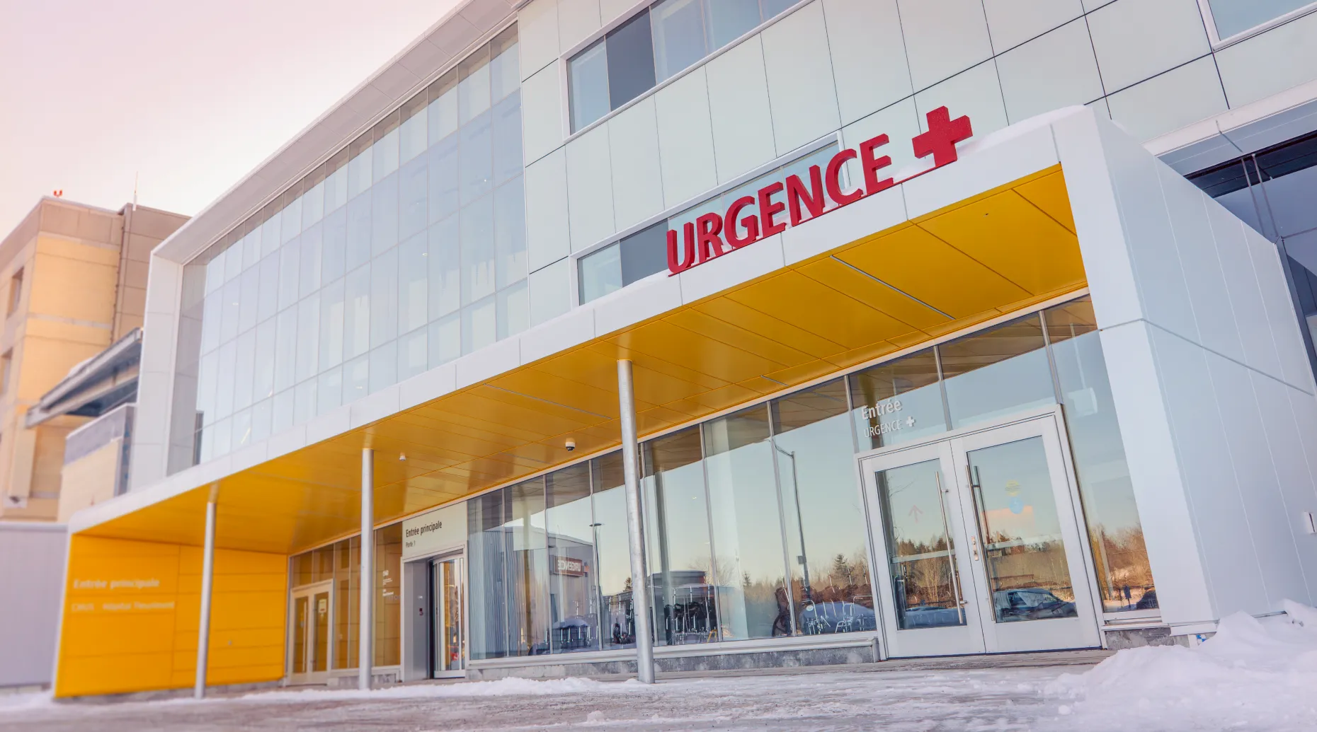 Vue de l'entrée de la nouvelle urgence au CHUS - Hôpital Fleurimont.