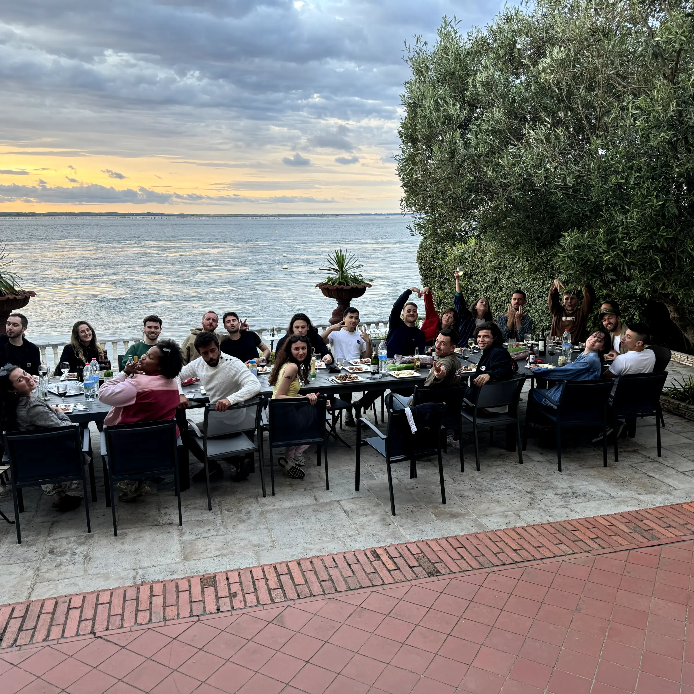 Equipe de slidor qui dîne devant un coucher de soleil à Arcachon en bord de mer