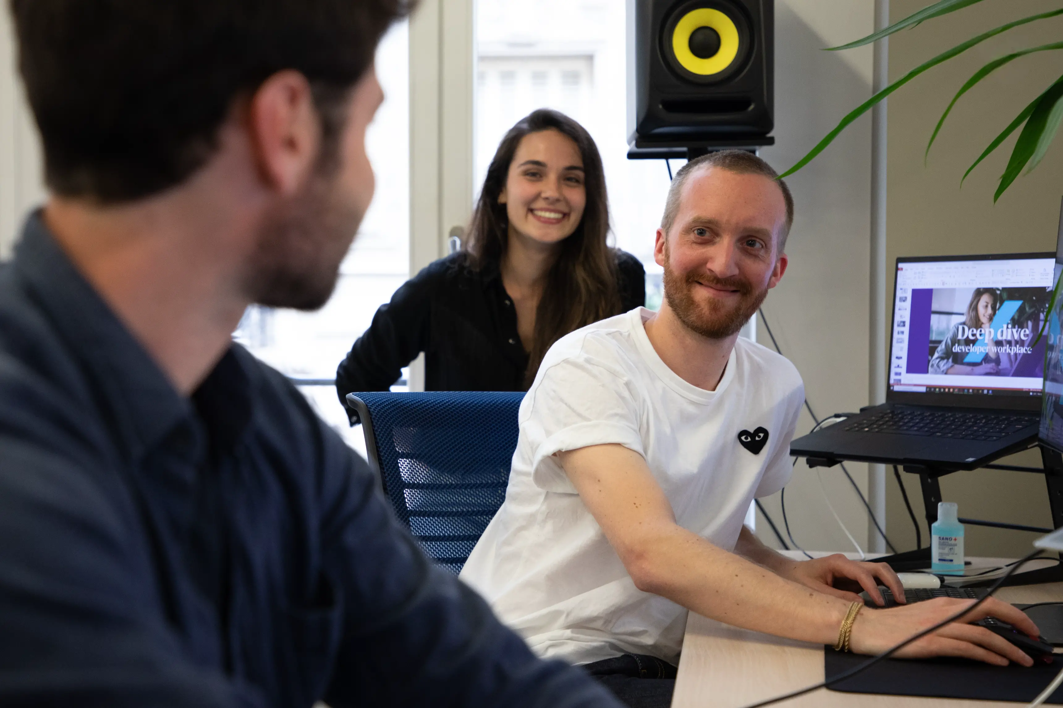 Collaborateurs de Slidor devant un écran en formation dans une salle de réunion