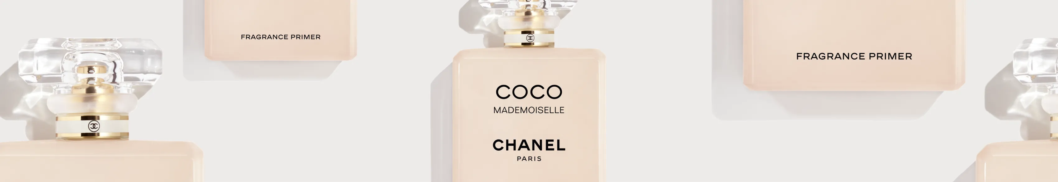 Flacons Coco Mademoiselle et Fragrance Primer Chanel sur fond beige, slide de la production Chanel