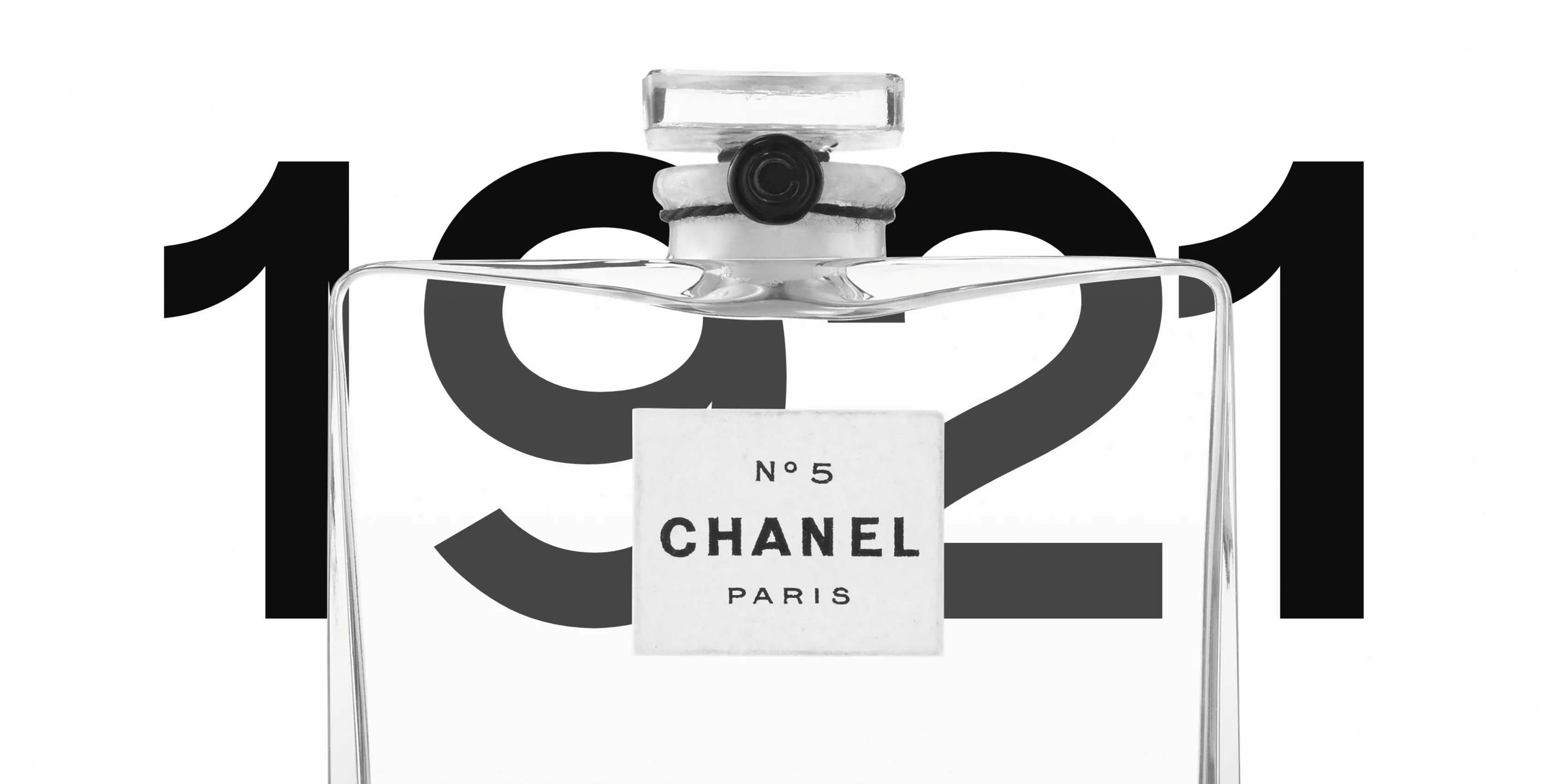 Flacon Chanel N°5 avec le millésime 1921 en arrière-plan, slide de la production Chanel