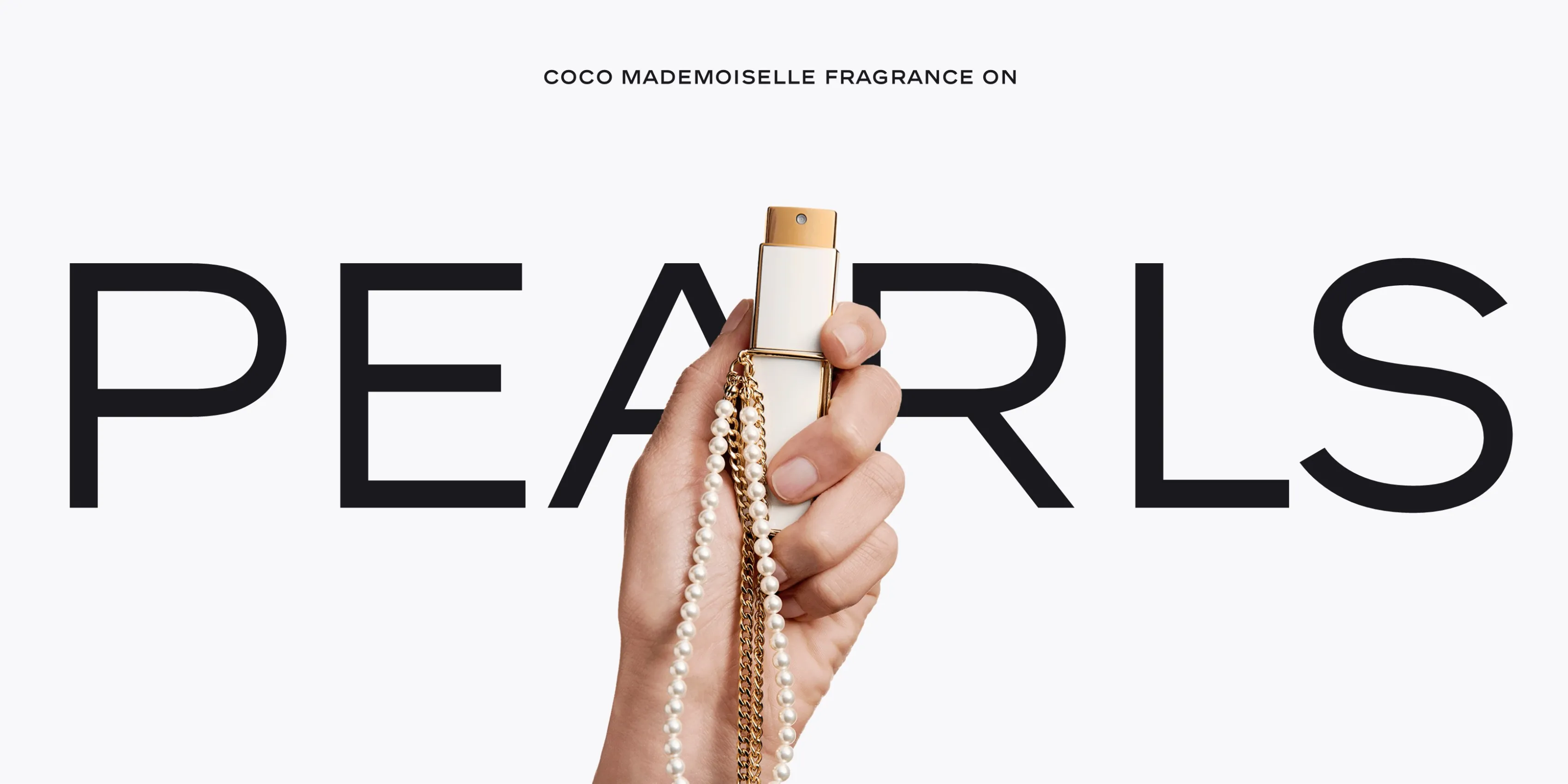 Visuel « Pearls » avec flacon Coco Mademoiselle et collier de perles, slide de la production Chanel