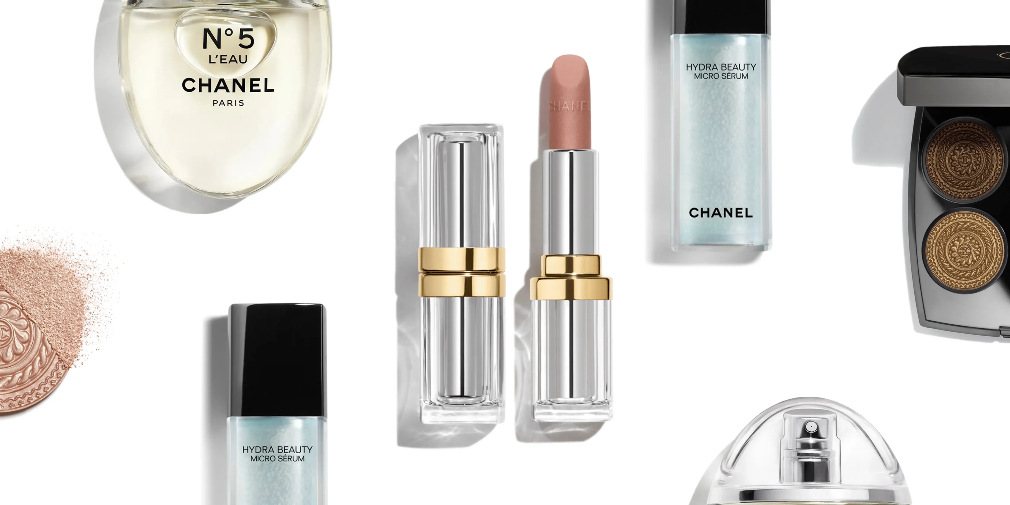 Assortiment de produits de beauté et parfums Chanel N°5, rouge à lèvres, sérum, slide de la production Chanel