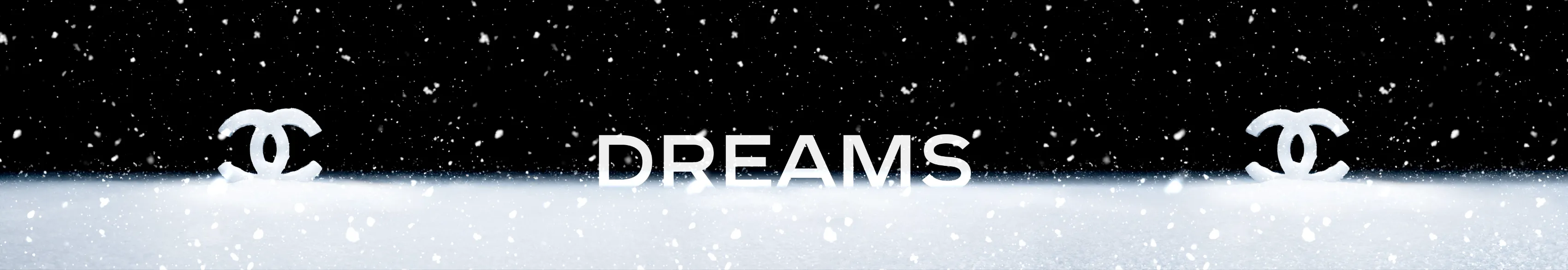 Visuel « Dreams » avec logos Chanel dans la neige sur fond noir, slide de la production Chanel