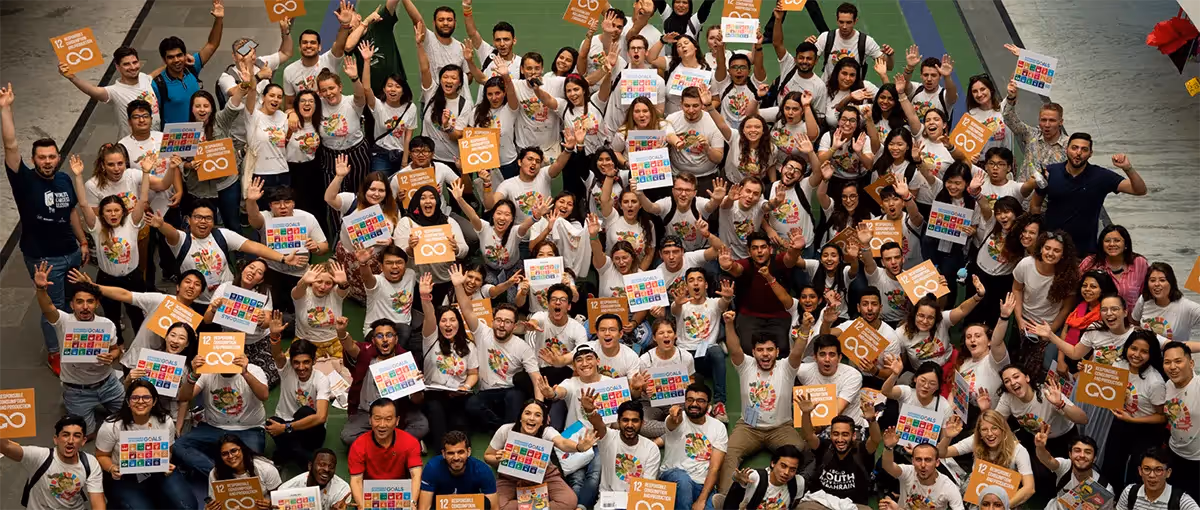 A group photo of AIESECers joining together from all around the worldduring the World Largest Lesson