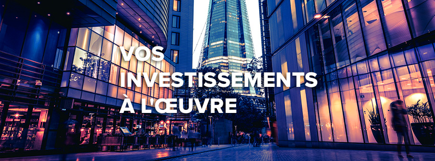 Vos investissements à l’œuvre — passage entre des immeubles vitrés illuminés à la tombée du jour.