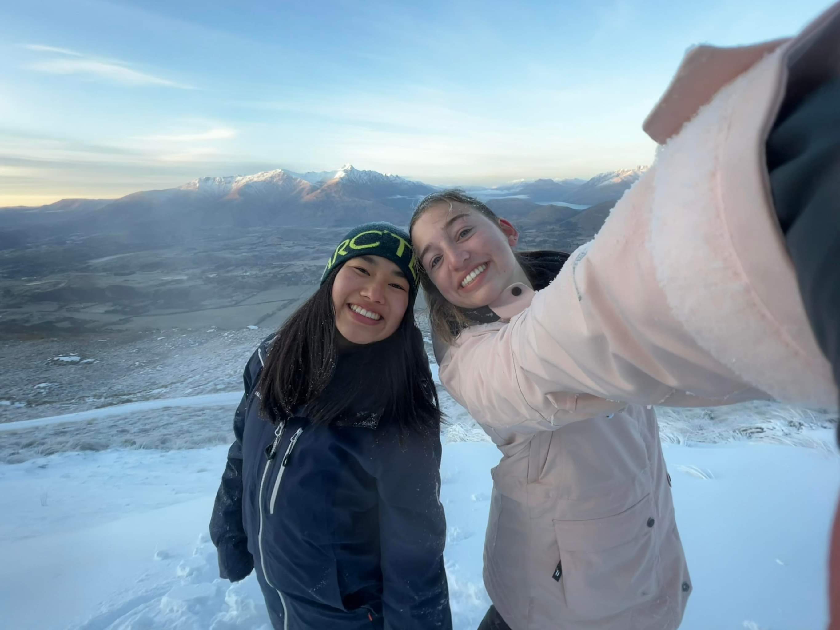 
Your first week as a ski or snowboard instructor is a blur of new faces, handshakes, adventures, and first turns. Here is what it looks like with EA Ski and Snowboard Training.
