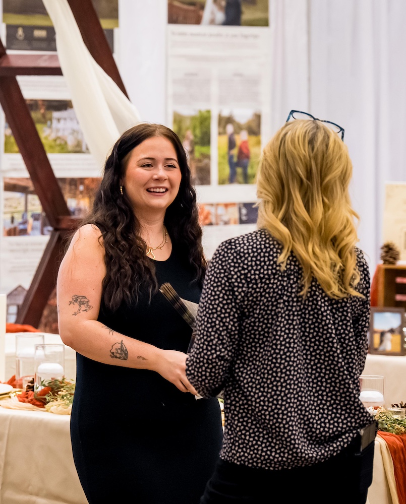 vendor talking to a client at Arizona wedding show