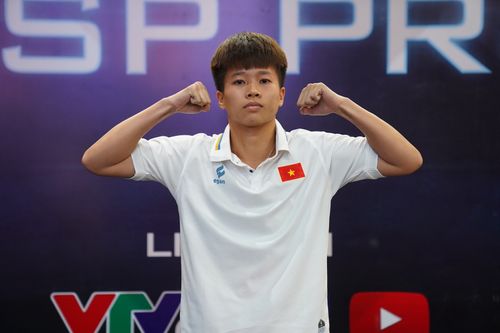 Tran Thi Kim Chi flexes her muscle at VSP Boxing Gym VSP PRO 8.