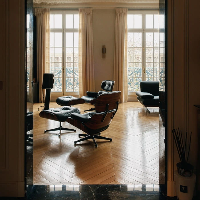 Cuisine haut de gamme aux tonalités douces : mariage de la laque beige et du Calacatta Gold aux veinages dorés, agencement intemporel pour un intérieur haut de gamme