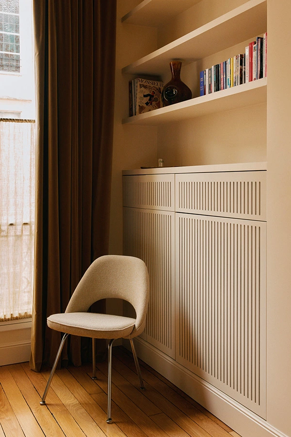 Tête de lit sur mesure avec miroirs bronze intégrés et finitions en laiton, design sophistiqué pour une suite parentale élégante signée Xavier Lemoine Architecture