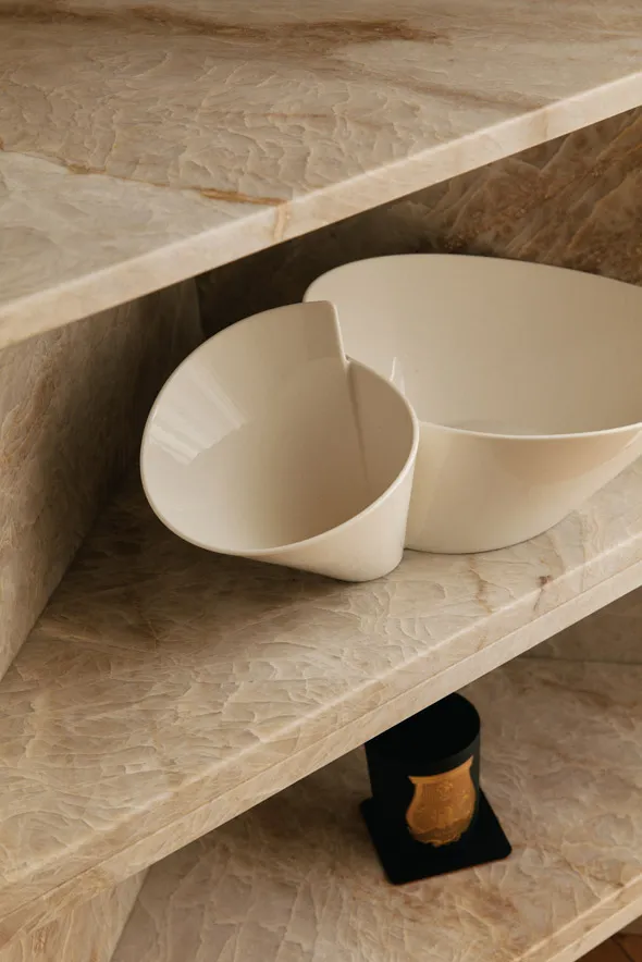 Tête de lit sur mesure avec miroirs bronze intégrés et finitions en laiton, design sophistiqué pour une suite parentale élégante signée Xavier Lemoine Architecture