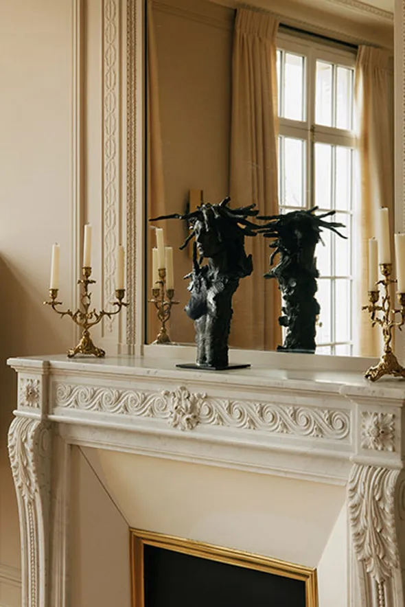 Tête de lit sur mesure avec miroirs bronze intégrés et finitions en laiton, design sophistiqué pour une suite parentale élégante signée Xavier Lemoine Architecture