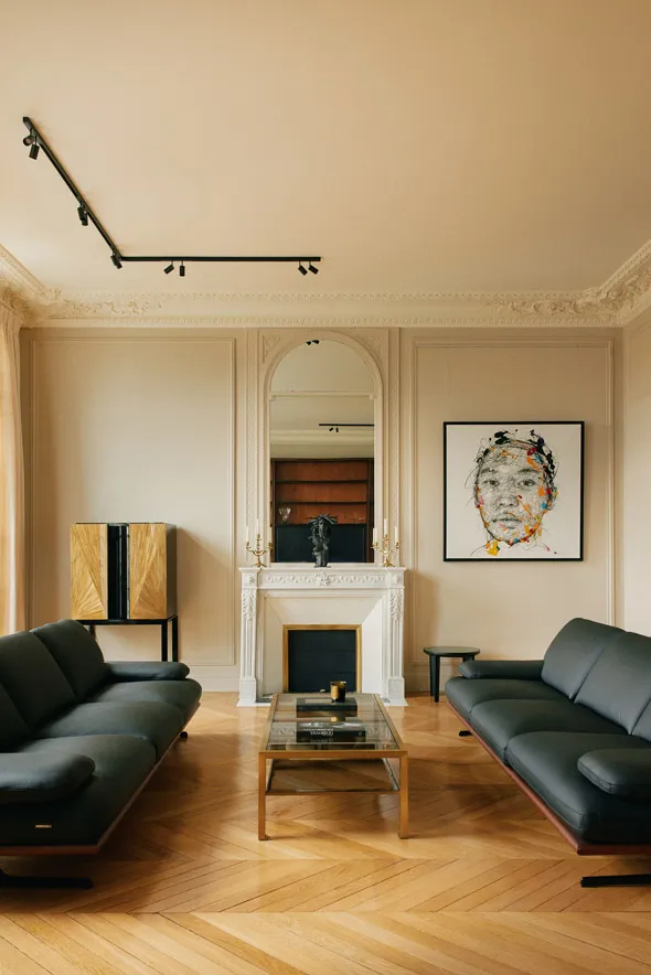 Arche entrée dans le salon arrondie aux finitions minimalistes, design épuré soulignant les volumes d'un appartement haut de gamme, signature Xavier Lemoine Architecture