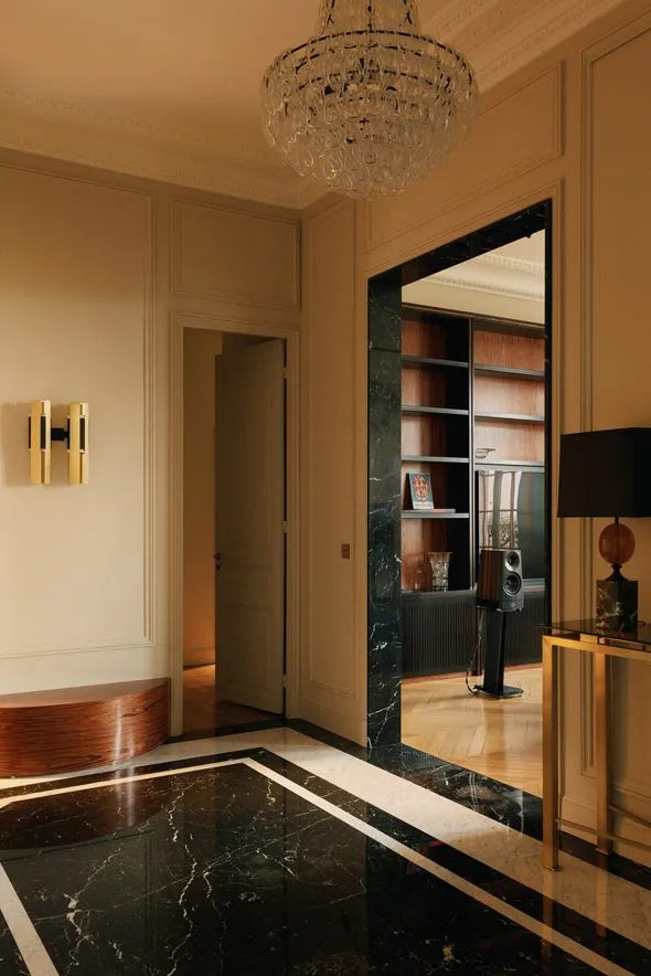 Tête de lit sur mesure avec miroirs bronze intégrés et finitions en laiton, design sophistiqué pour une suite parentale élégante signée Xavier Lemoine Architecture