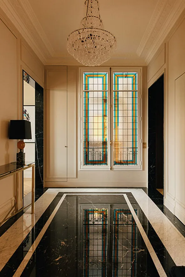 Arche entrée dans le salon arrondie aux finitions minimalistes, design épuré soulignant les volumes d'un appartement haut de gamme, signature Xavier Lemoine Architecture