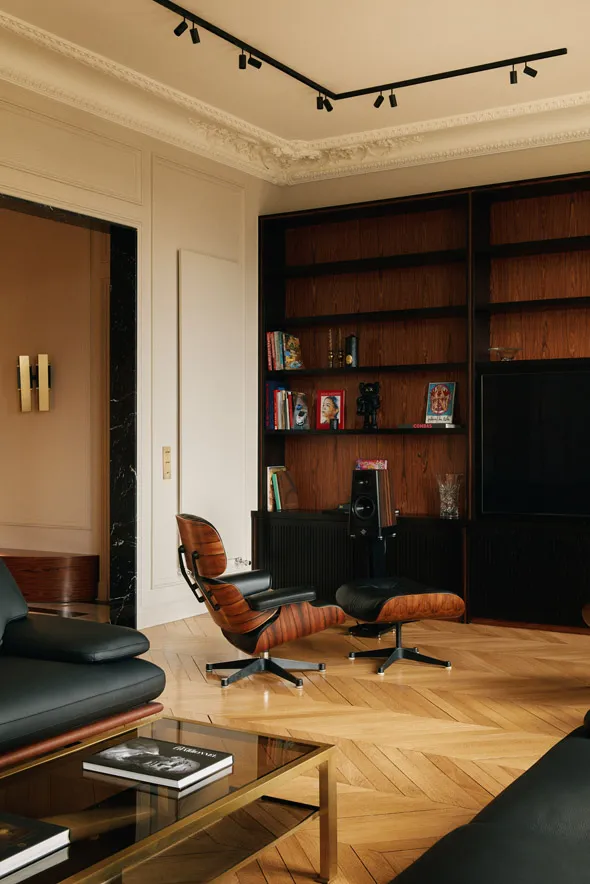Tête de lit sur mesure avec miroirs bronze intégrés et finitions en laiton, design sophistiqué pour une suite parentale élégante signée Xavier Lemoine Architecture