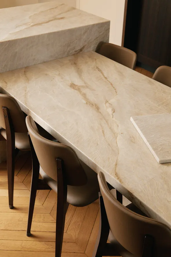 Tête de lit sur mesure avec miroirs bronze intégrés et finitions en laiton, design sophistiqué pour une suite parentale élégante signée Xavier Lemoine Architecture