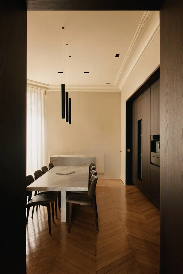 Arche entrée dans le salon arrondie aux finitions minimalistes, design épuré soulignant les volumes d'un appartement haut de gamme, signature Xavier Lemoine Architecture