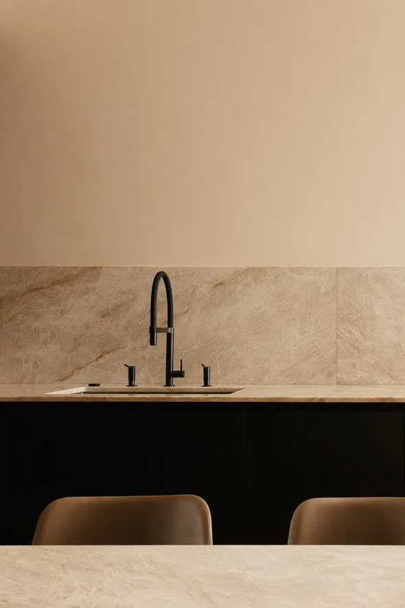 Tête de lit sur mesure avec miroirs bronze intégrés et finitions en laiton, design sophistiqué pour une suite parentale élégante signée Xavier Lemoine Architecture