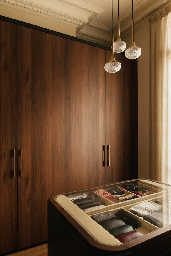 Arche entrée dans le salon arrondie aux finitions minimalistes, design épuré soulignant les volumes d'un appartement haut de gamme, signature Xavier Lemoine Architecture