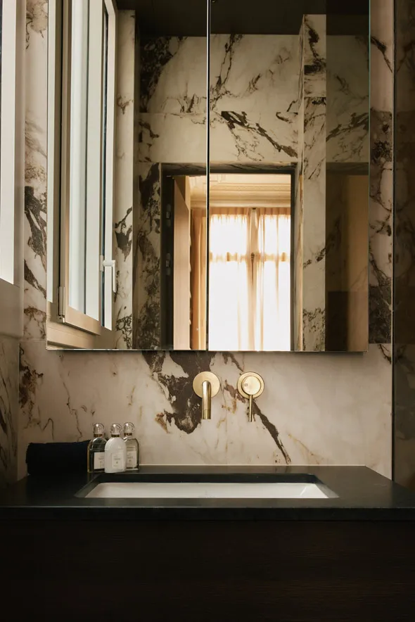 Tête de lit sur mesure avec miroirs bronze intégrés et finitions en laiton, design sophistiqué pour une suite parentale élégante signée Xavier Lemoine Architecture